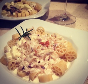 Ruote com Molho de Queijos na Manteiga