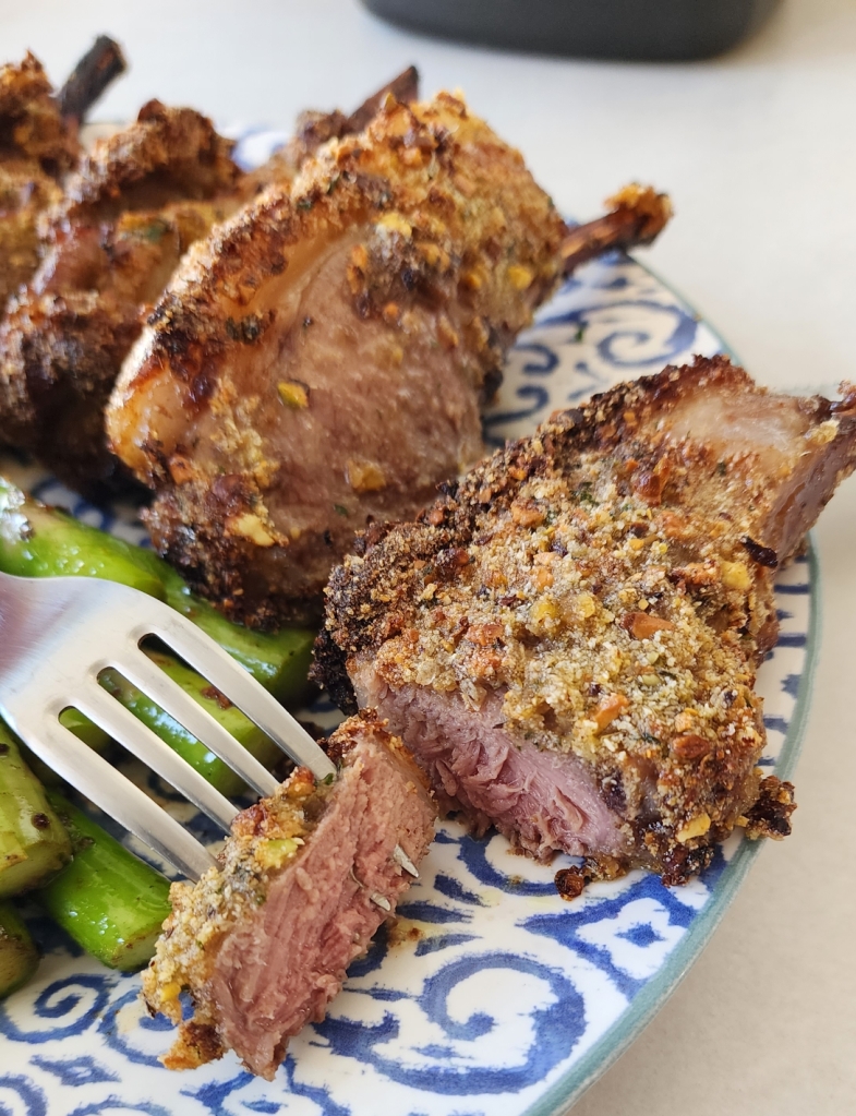 Carre de Cordeiro com Crosta de Pistache na Airfryer