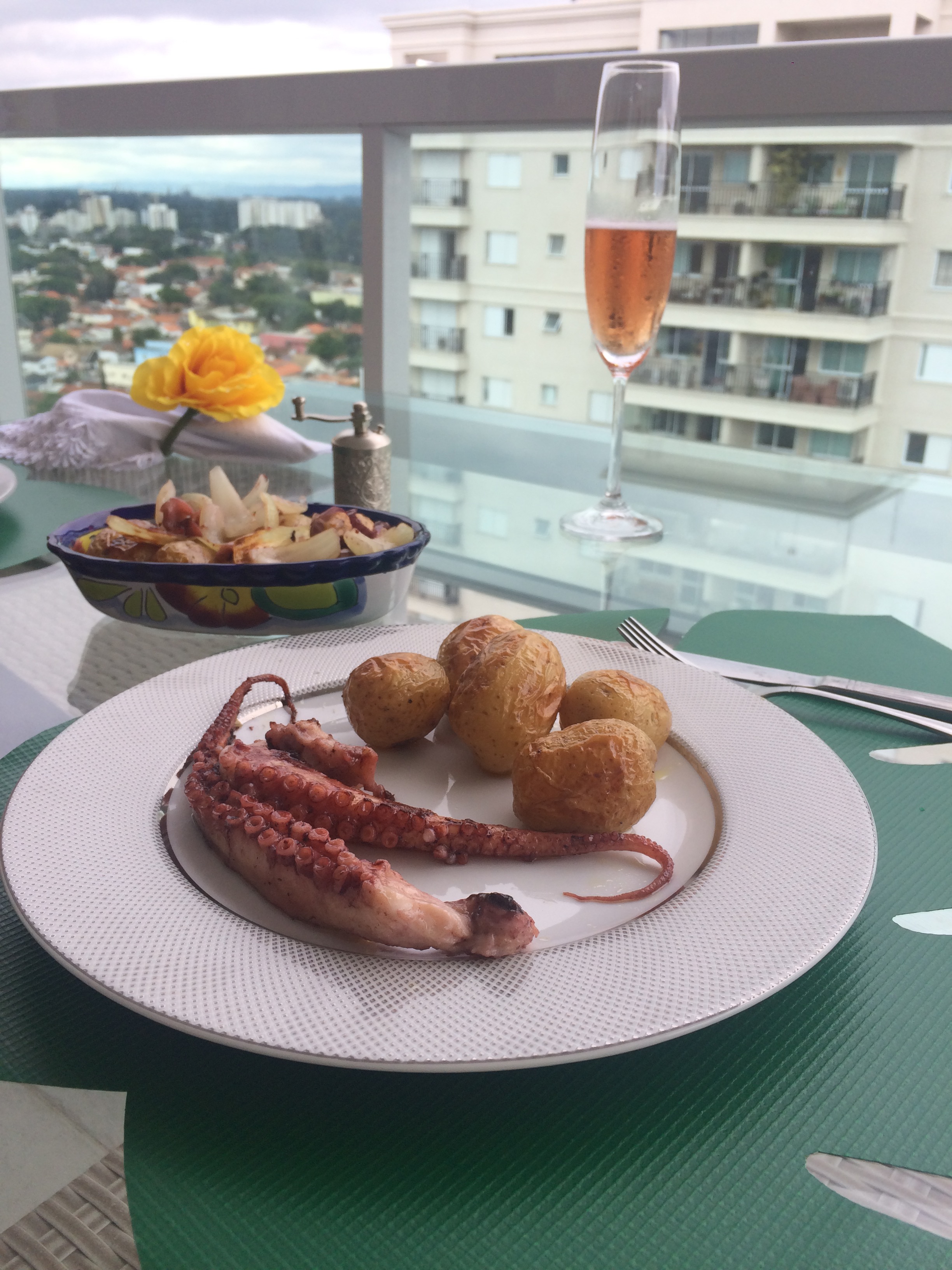 Polvo Grelhado com Batatas Coradas