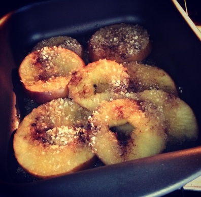 Maça Assada com Mel, Canela e Quinoa em Flocos