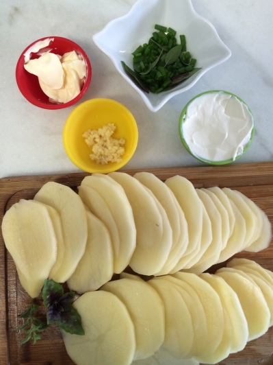 Batata gratinada com creme de ricota e especiarias