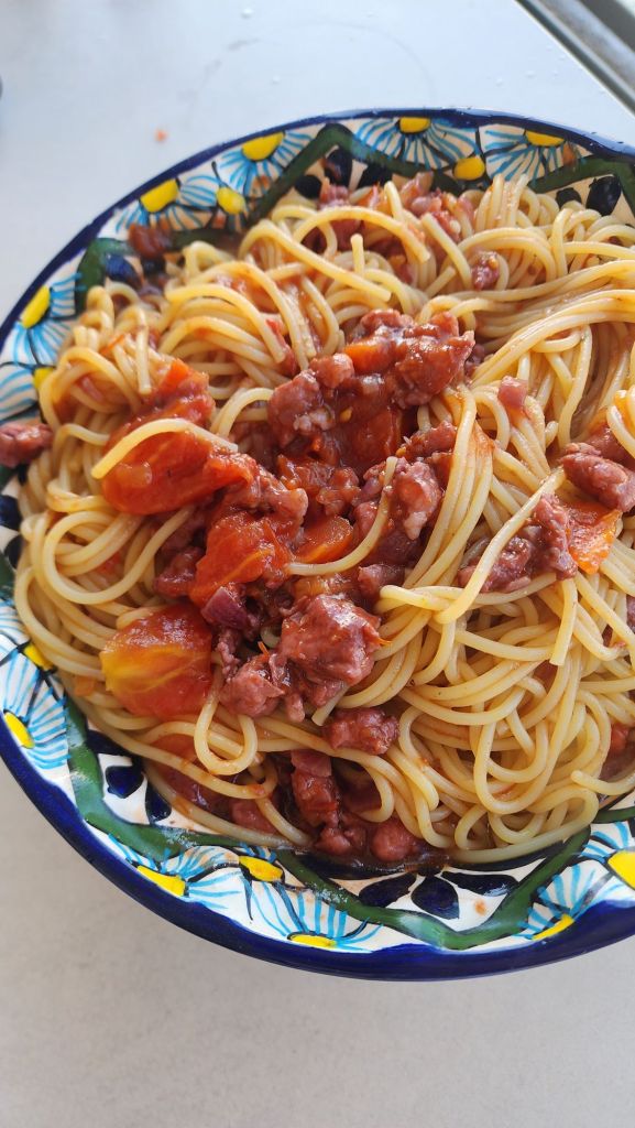Spaghetti com Tomates Pelados e Linguiça ao Vinho