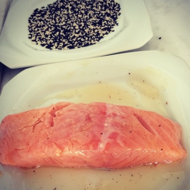 Salmão com Crosta de Mel Gourmet Mbee e Gergelim
