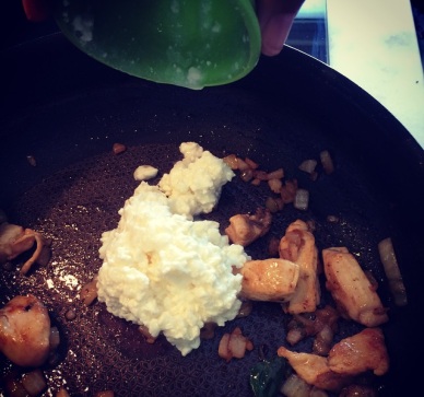 Strogonoff Fit de Frango com Crispy de Pimenta