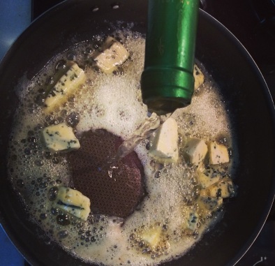 Spaghetti e Ruote com Molho de Manteiga e Queijos