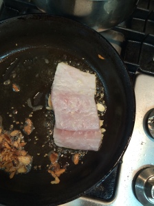 Robalo com Crosta de Amêndoas e Gergelim na Cama de Espinafre