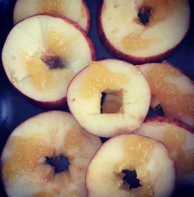 Maça Assada com Mel, Canela e Quinoa em Flocos