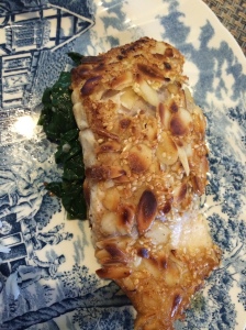 Robalo com Crosta de Amêndoas e Gergelim na Cama de Espinafre