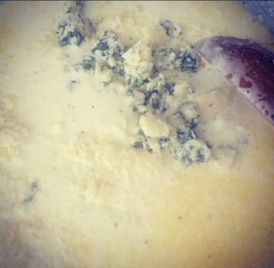 Talharim com Molho de Queijos e Lascas de Castanhas