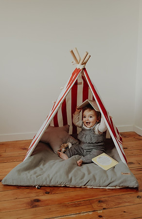 Petite fille dans le tipi bébé Palpite