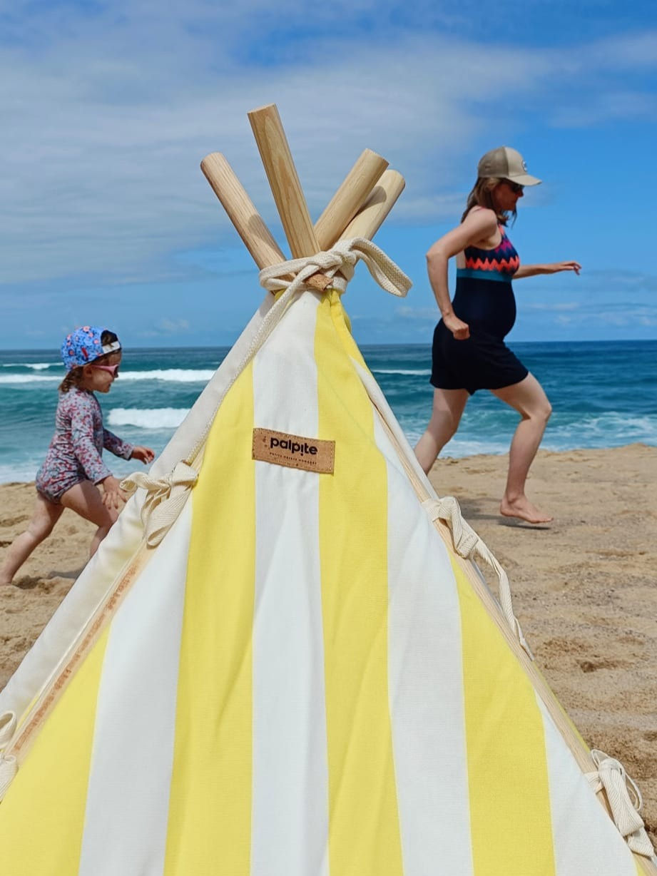 jouer à la plage courir sur le sable bébé protégé grâce à la tente de plage