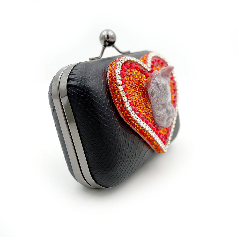 縮圖：【CUPID】Red Crystals Heart w/ Gray Baby Doll Head Clutch 【邱比特系列】紅色心型水晶裝飾綴灰色娃娃頭黑色手拿包    Clutch Material - PU+Metal  Clutch Colo