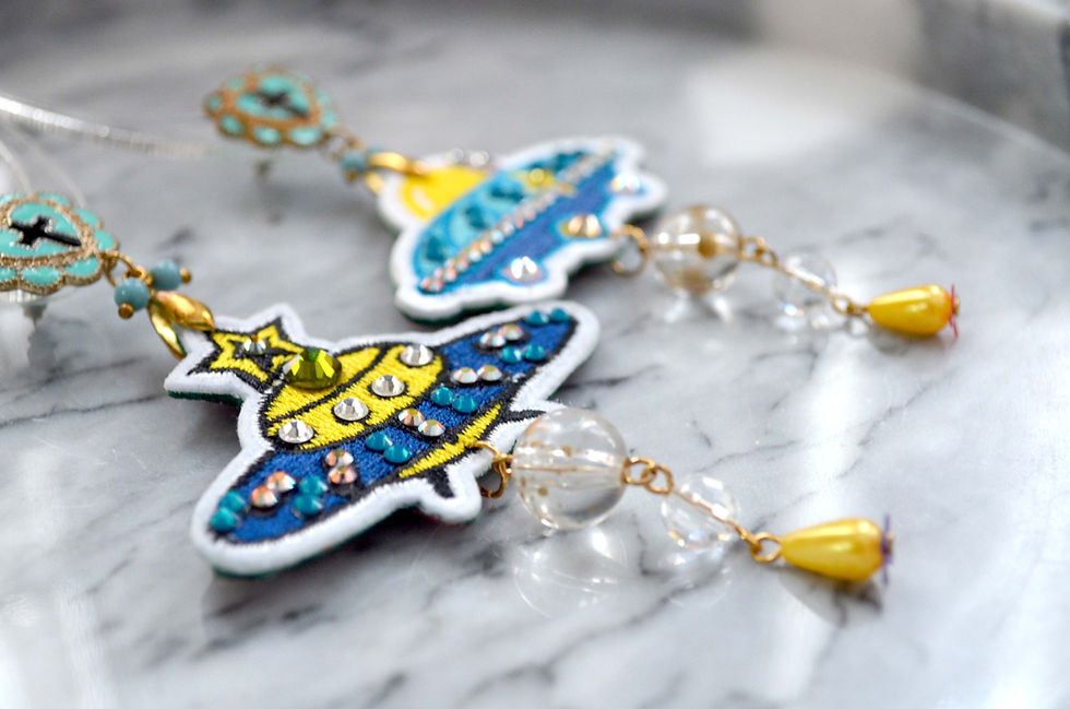 縮圖：TIMBEE LO 藍色刺繡太空船綴水晶寶石裝飾心型圖案耳環