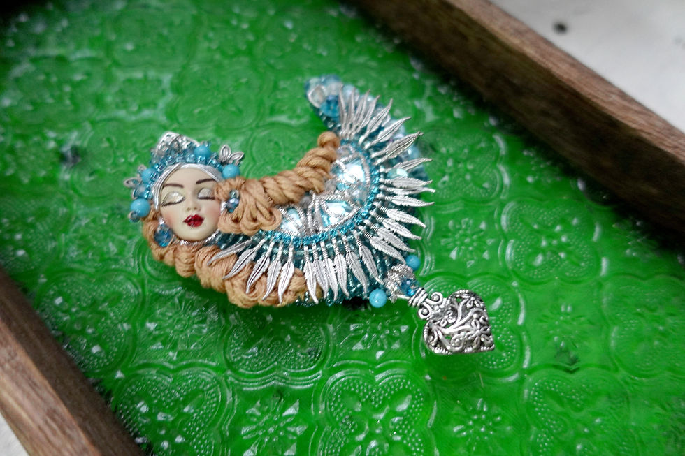 縮圖：Russian Designer Handmade Brooch 俄羅斯藝術家合作款 釘珠藍色小鳥女神胸針 全手工製作 只有一個