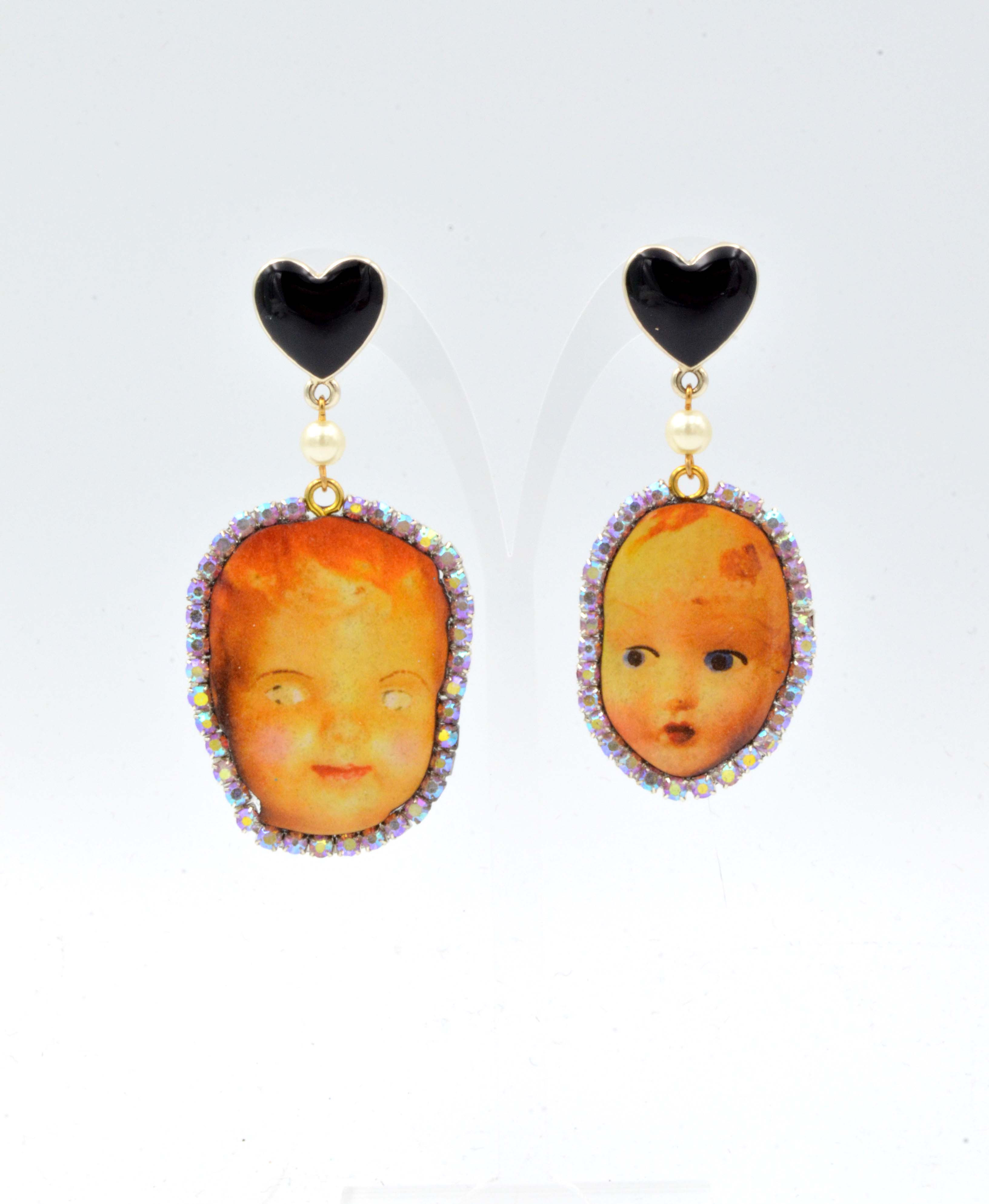 木片嬰孩娃娃頭耳環 綴閃鑽圍邊