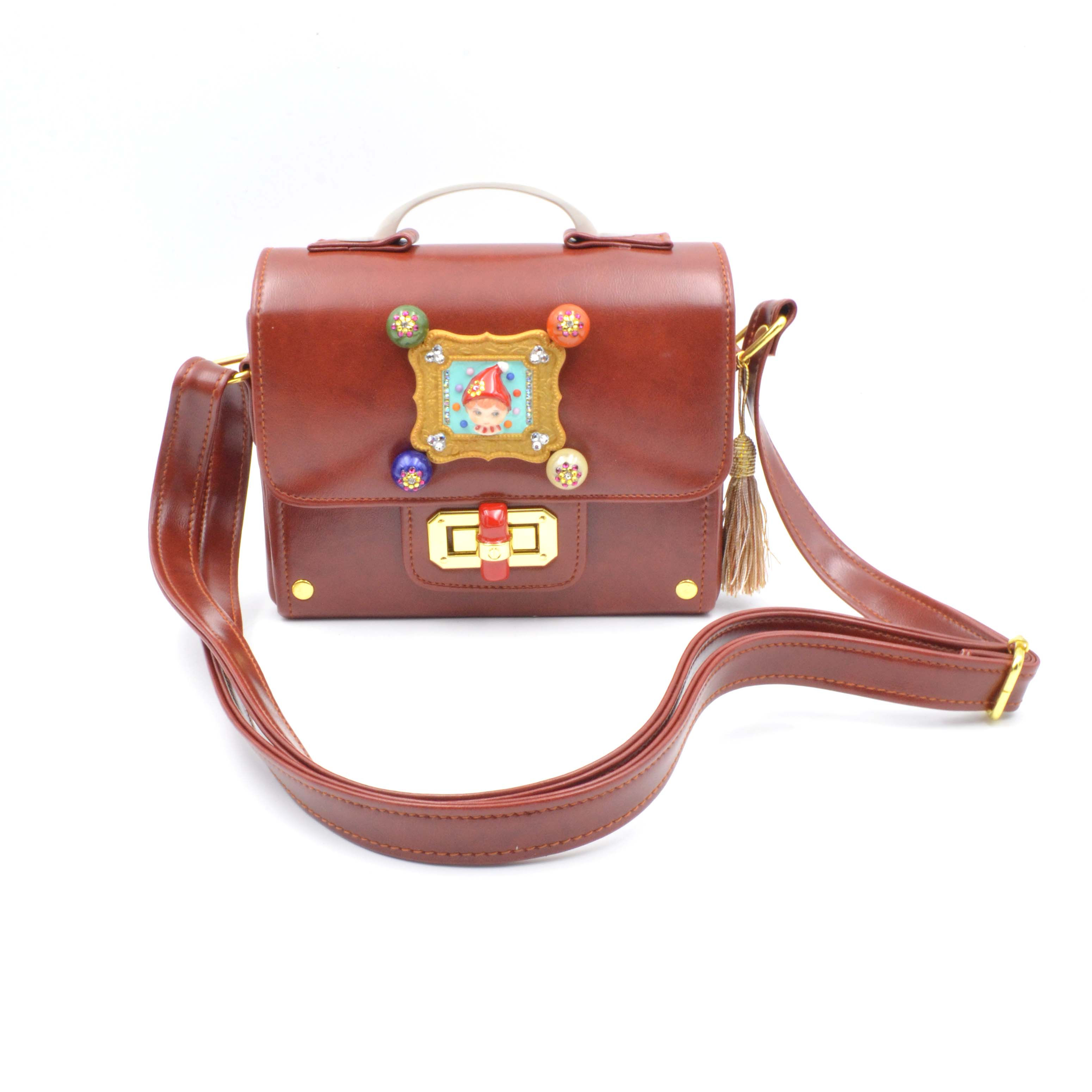 立體紅色娃娃綴珠子寶石水晶裝飾 棗紅色PU仿皮箱子斜肩帶手袋包 可訂製款式 請接洽