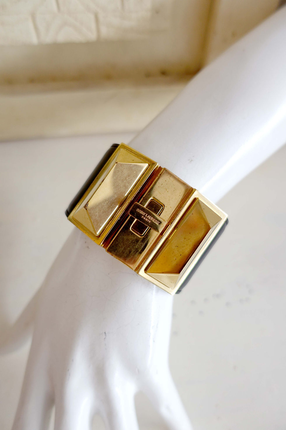 Miniature : 全新名牌YSL SAINT LAURENT 黑色真皮金色金屬鎖扣手帶手環手鐲