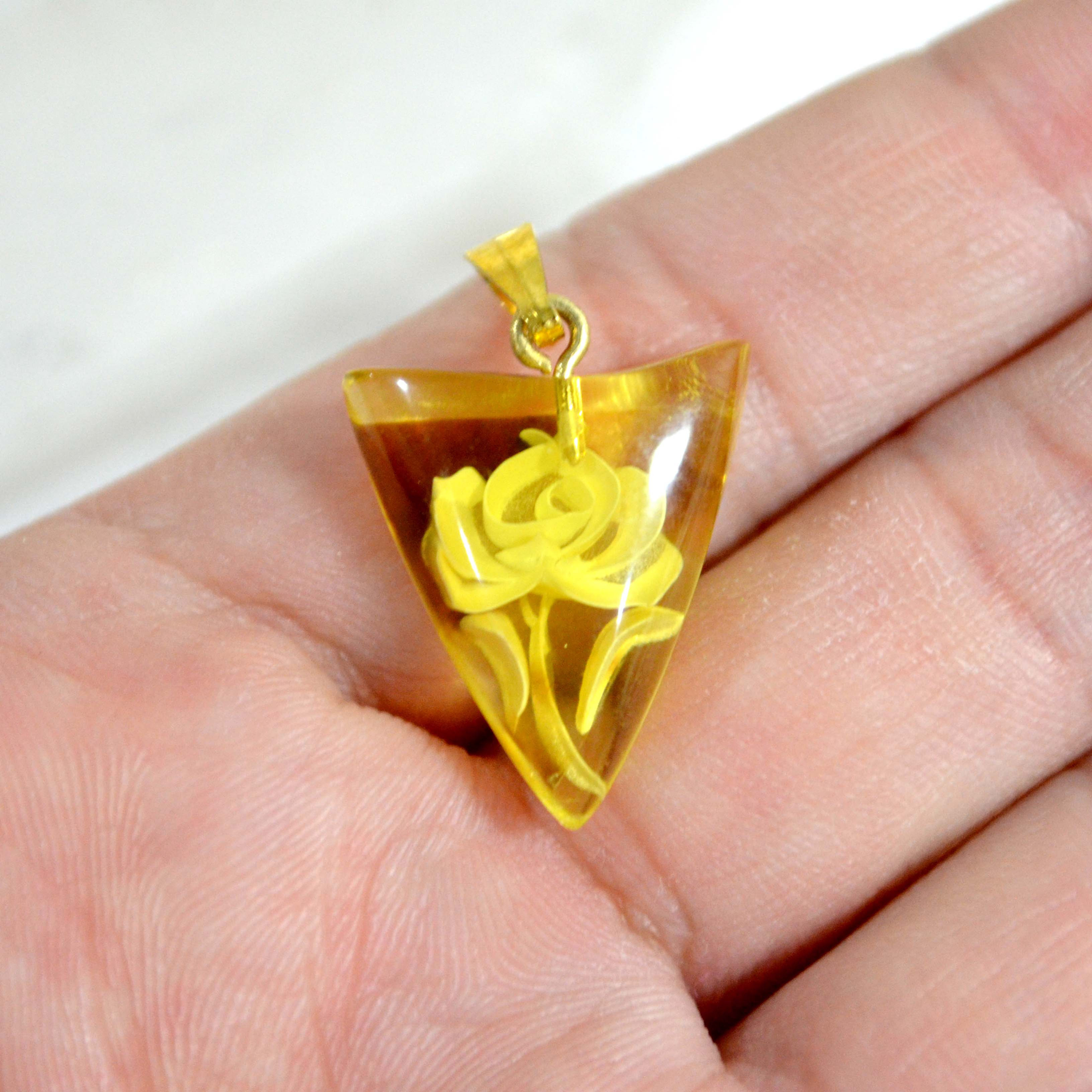 琥珀色徽章型玫瑰花雕刻頸鍊項鍊吊墜 日本高級二手古著珠寶首飾 的副本