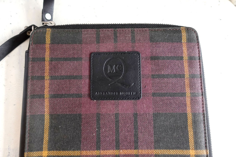 ALEXANDER MCQUEEN經典紅黑色格仔IPAD套雙頭拉鍊打開 夾棉軟熟
