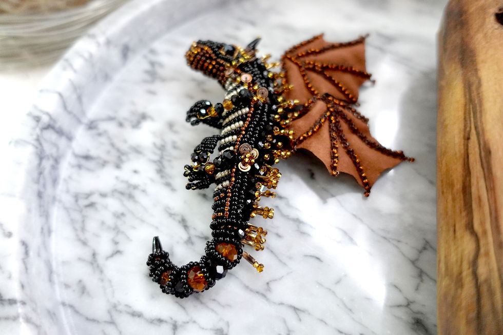 縮圖：Russian Handmade Embroidery Beading Dragon Brooch 俄羅斯藝術家合作款 黑色釘珠刺繡飛龍胸針  全手工製作 只有一個    TIMBEE LO collaborates with Russian bea