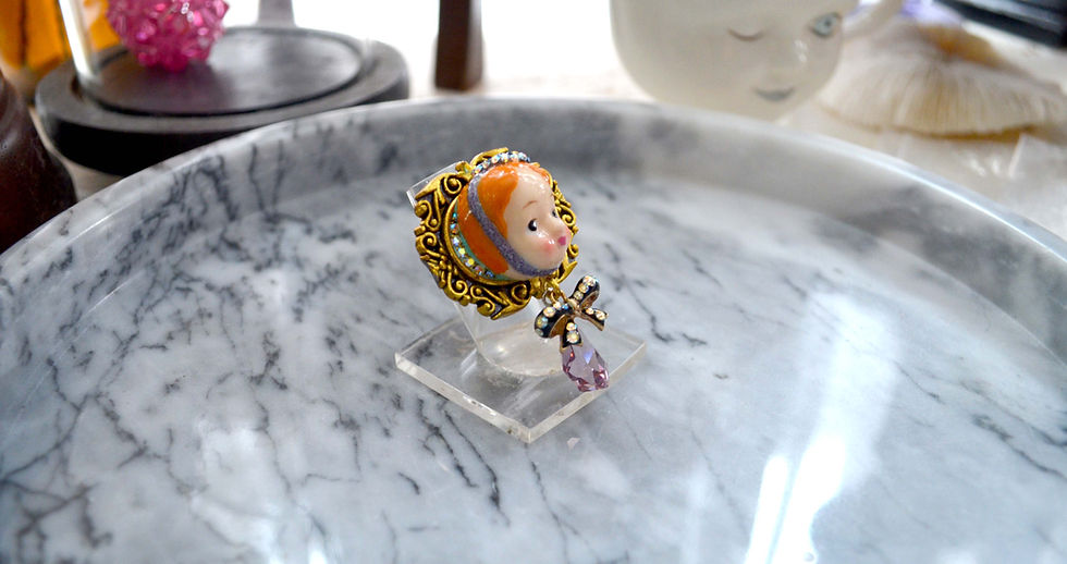 Miniature : 立體啡髮娃娃綴水晶寶石裝飾巴洛克雕花框黃銅戒指