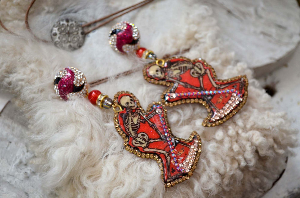 縮圖：TIMBEE LO 紅色骷髏骨人木片綴施華洛水晶耳環 Red Skeleton Wooden Earrings