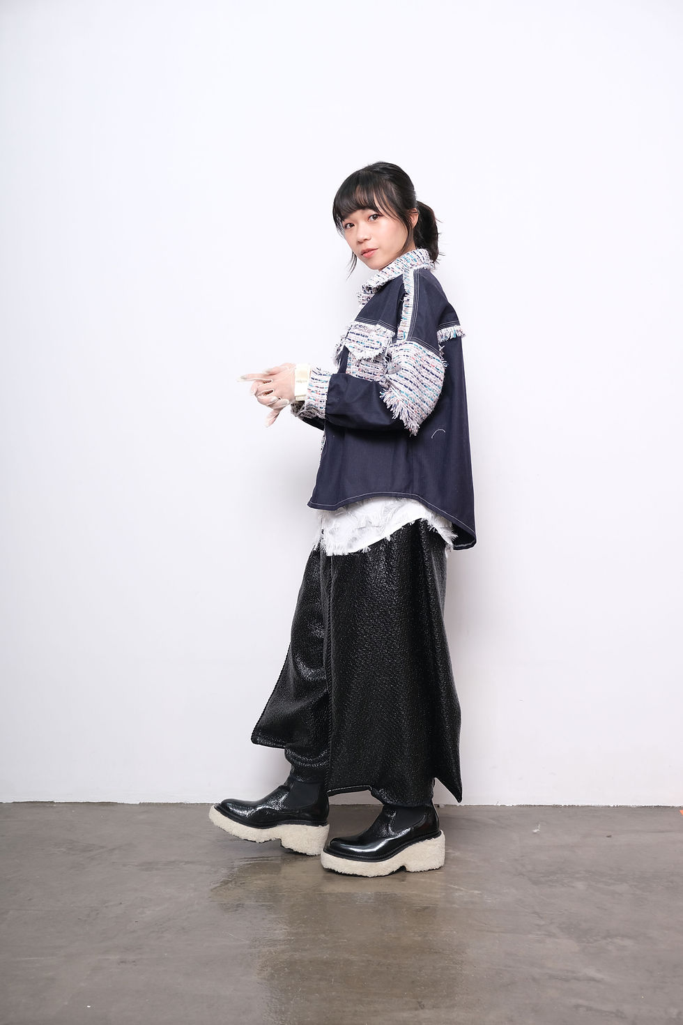 섬네일: TIMBEE LO Black Tweed Patchwork with Large Pockets Jacket TIMBEE LO 黑色羊毛呢絨拼布配巨型大胸袋寬鬆外套    Material - 100% Wool  Size - Free S