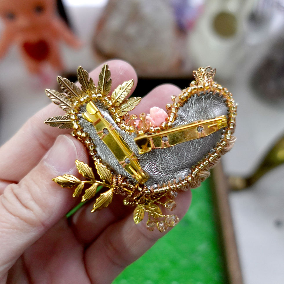 縮圖：俄羅斯藝術家合作款 釘珠金色小鳥女神胸針 全手工製作 只有一個
