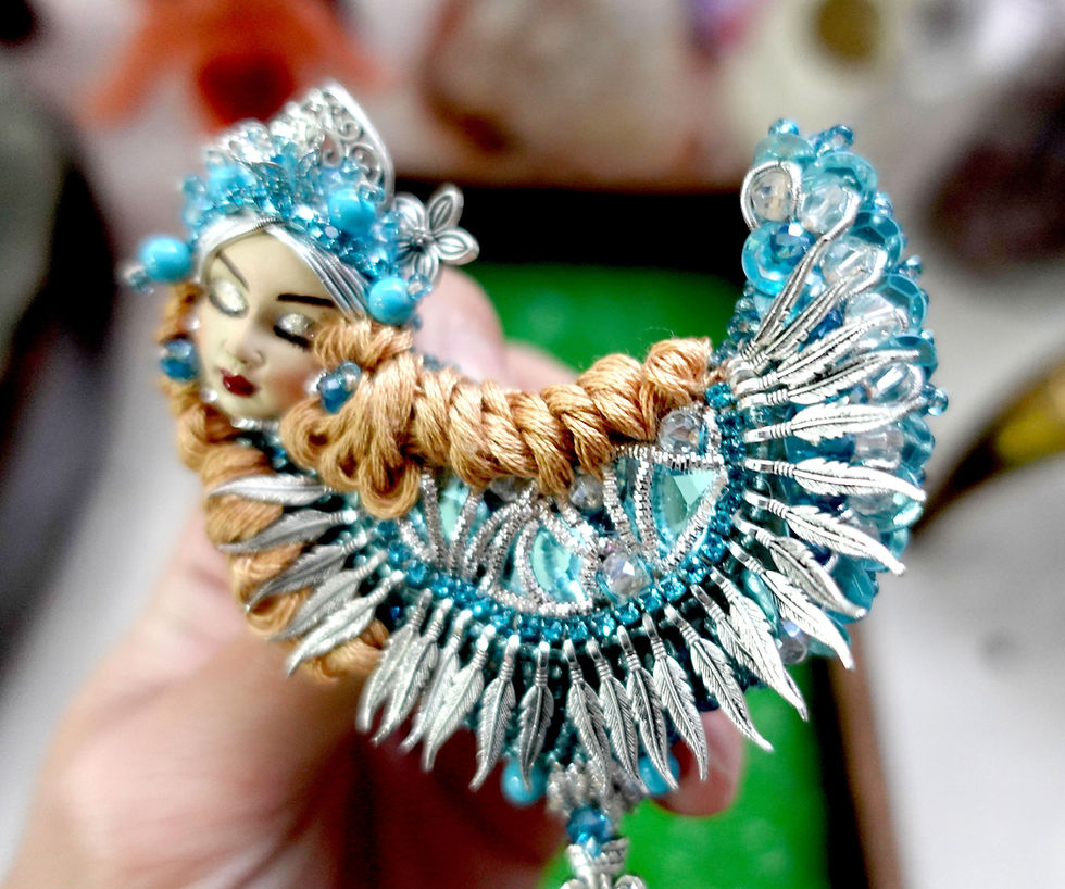 縮圖：Russian Designer Handmade Brooch 俄羅斯藝術家合作款 釘珠藍色小鳥女神胸針 全手工製作 只有一個
