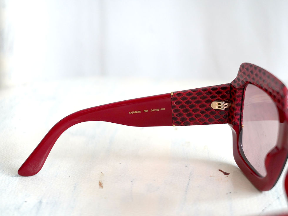 縮圖：Gucci Snakeskin sunglasses in red color.  Unique and retro style good for your occasional use or summer beach time.