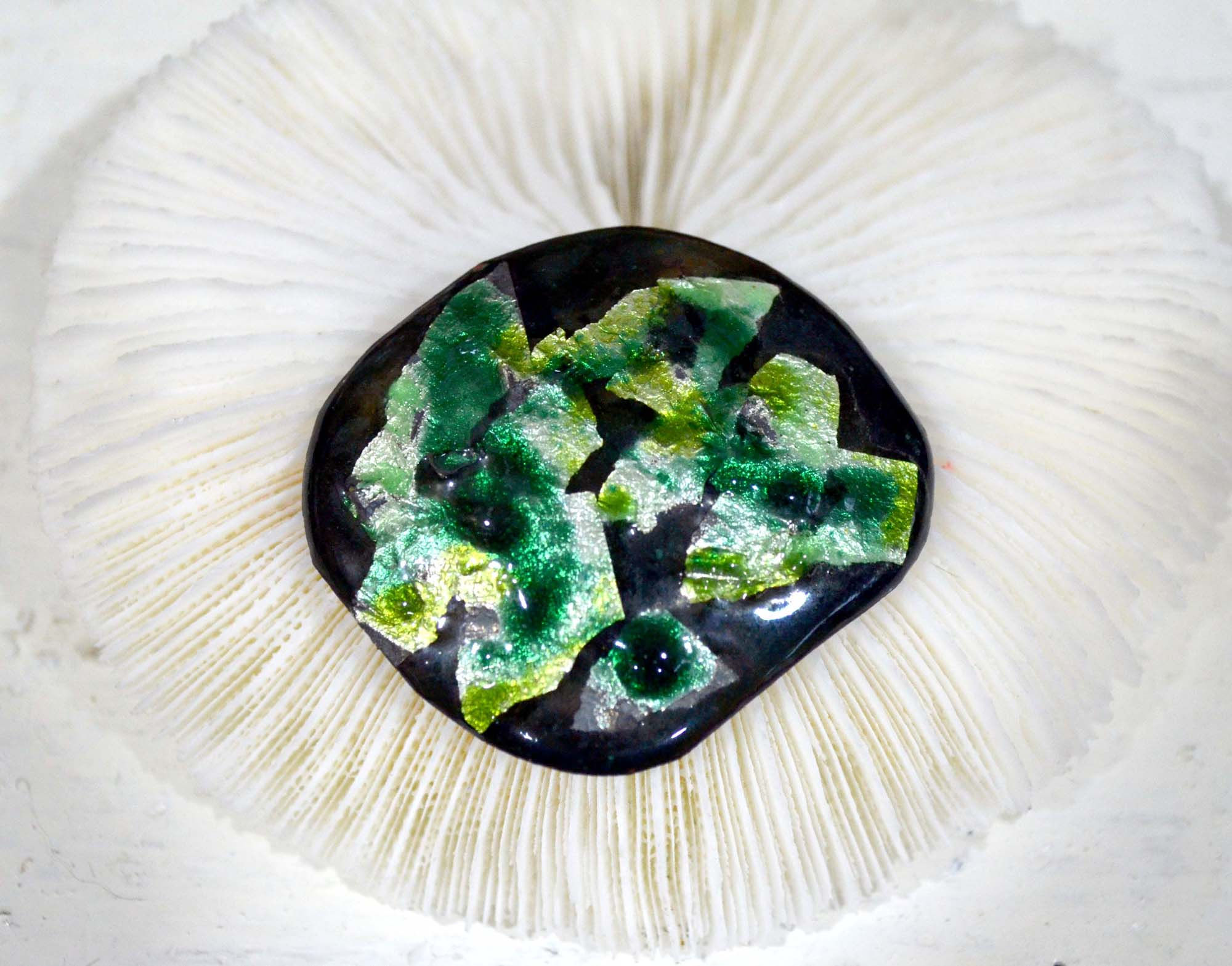 黑綠色閃亮幻彩琺瑯胸針 高貴優雅 日本高級二手中古珠寶首飾