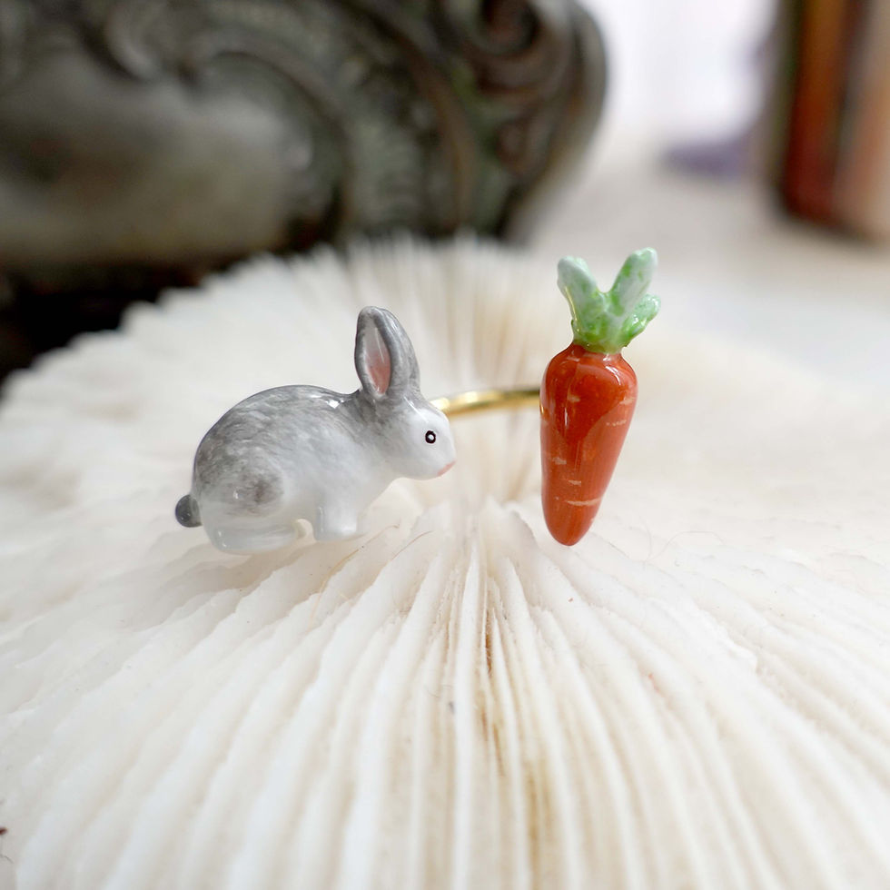 Miniaturbild: 雪白色灰色兔子配紅蘿蔔戒指 鍍9K真黃金 輕珠寶 開口可調整尺寸