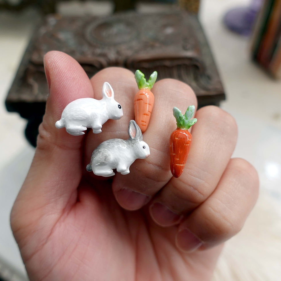 Miniaturbild: 雪白色灰色兔子配紅蘿蔔戒指 鍍9K真黃金 輕珠寶 開口可調整尺寸