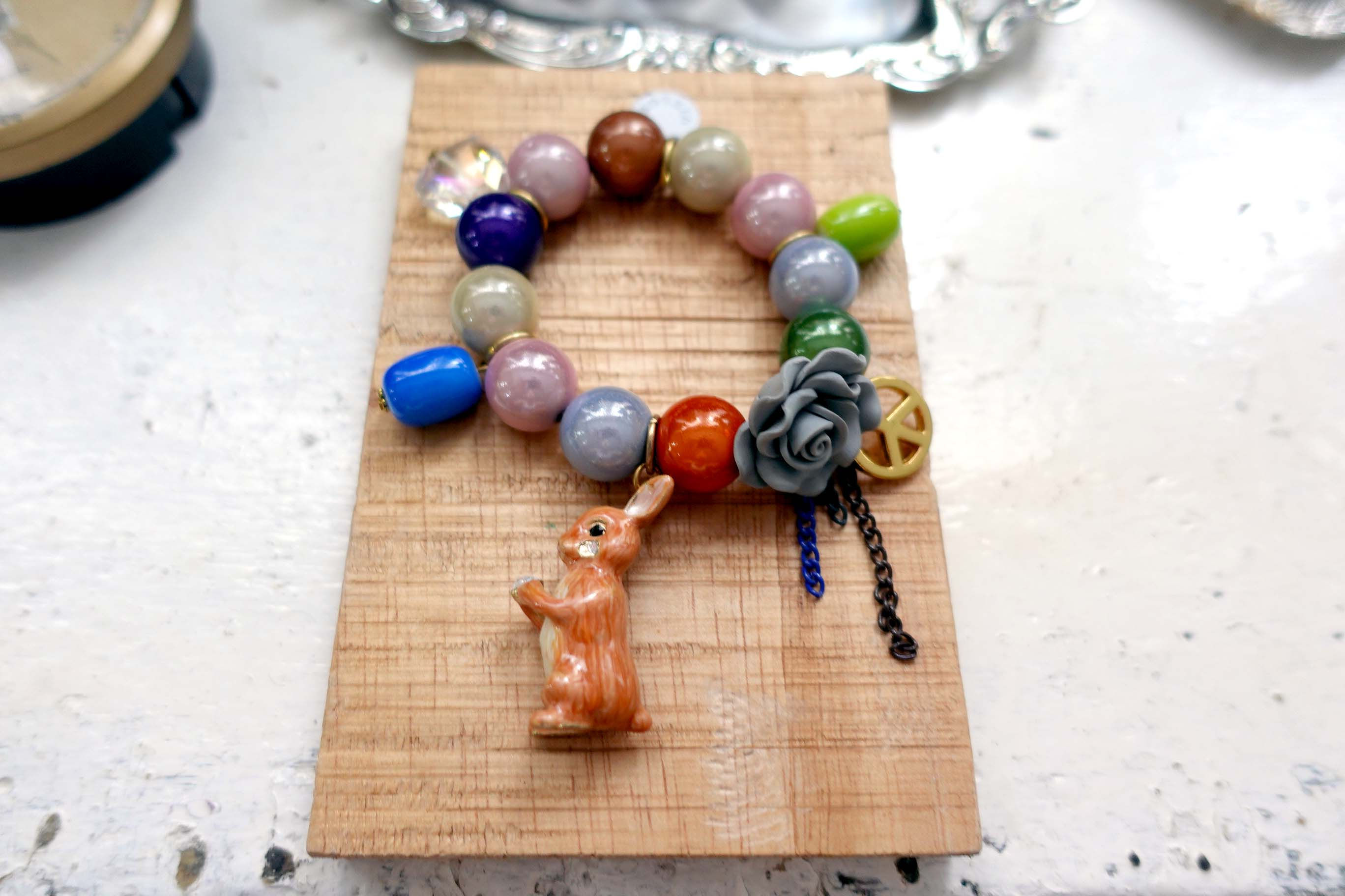 啡色兔子金屬吊飾 配彩虹珠子玫瑰花橡皮筋彈性手鍊綴水晶寶石