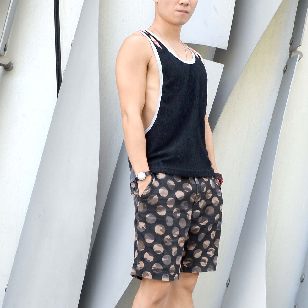 縮圖：中性低胸大夾圈黑色皺紗拼色丁面料背心 三角型立體金屬裝飾肩位