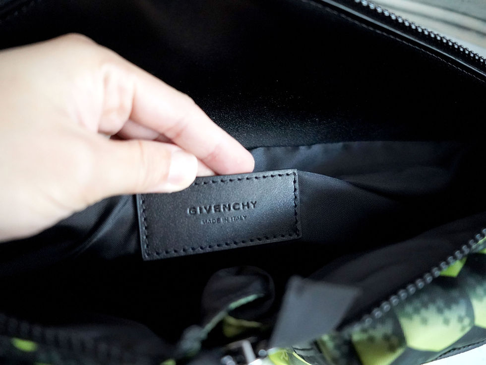 Miniaturbild: Givenchy Nylon Cyan with a Black large-waist bag and also can crossbody. Many zippers are designed and you can put a lot of s