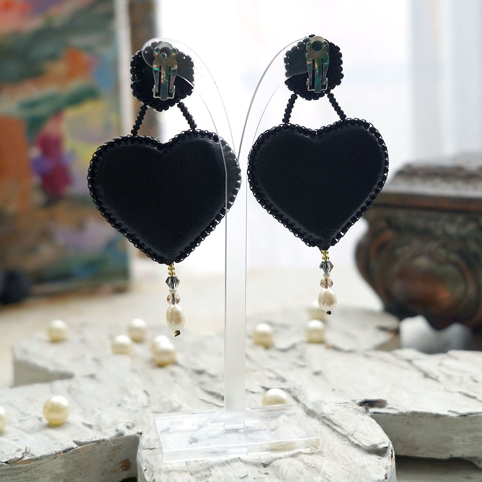Miniatura: Black Velvet Heart with Embroidery Bee Earrings