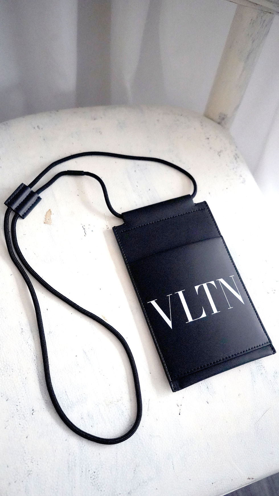 サムネイル： VALENTINO GARAVANI Black Leather Long Strap Phone Case Card Holder