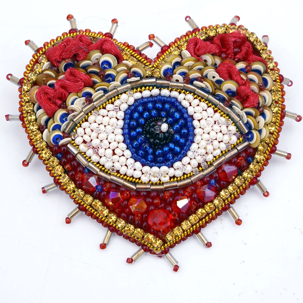 섬네일: 【CUPID】 Red beading embroidery Eye Brooch 紅色手工釘珠刺繡心形眼睛心口針胸針