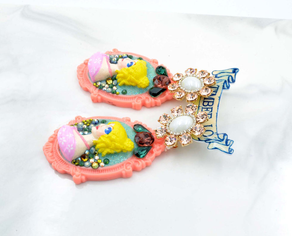 サムネイル： 立體浮雕女王耳環 綴施華洛水晶 獨一無二 全手繪 手工製