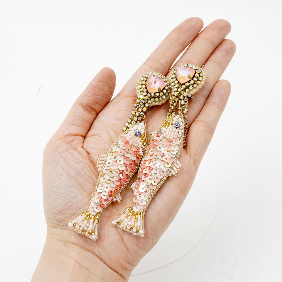Miniatura: Handmade Embroidered Beaded Fish Earrings