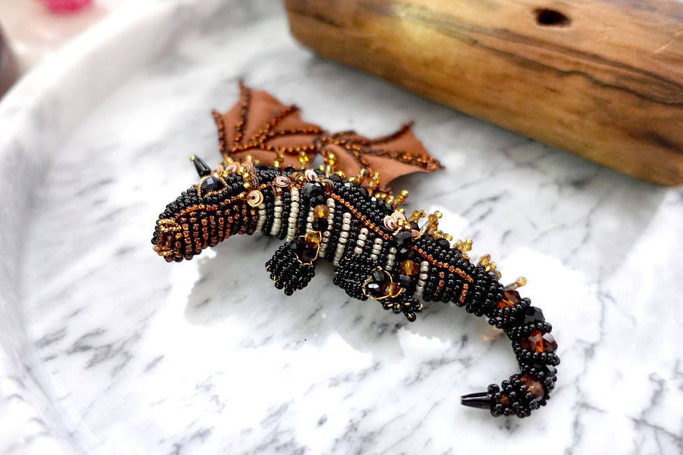 縮圖：Russian Handmade Embroidery Beading Dragon Brooch 俄羅斯藝術家合作款 黑色釘珠刺繡飛龍胸針  全手工製作 只有一個    TIMBEE LO collaborates with Russian bea