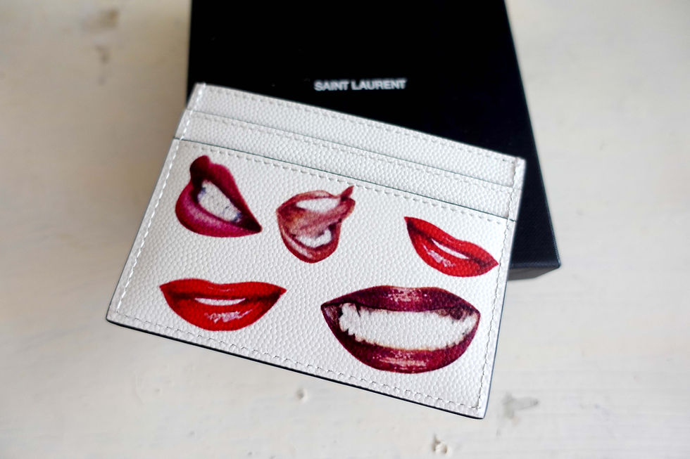 縮圖：全新紅色字金屬扣 YSL SAINT LAURENT白色紅嘴唇雙面圖案卡包卡套
