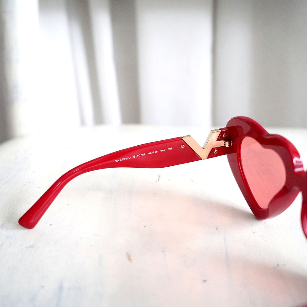 Miniaturbild: Valentino Red Heart-Shaped Thick Plastic Sunglasses