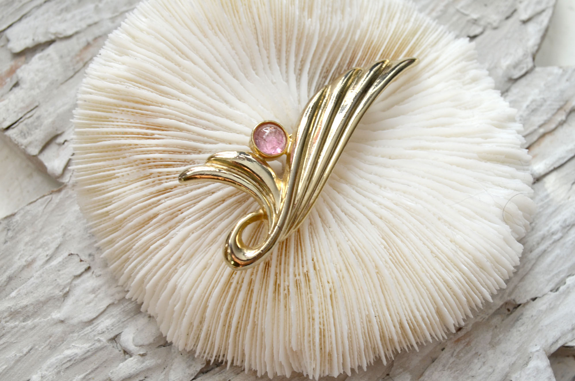 金色粉晶珠子胸針心口針 日本中古二手珠寶首飾 高貴優雅復古造型