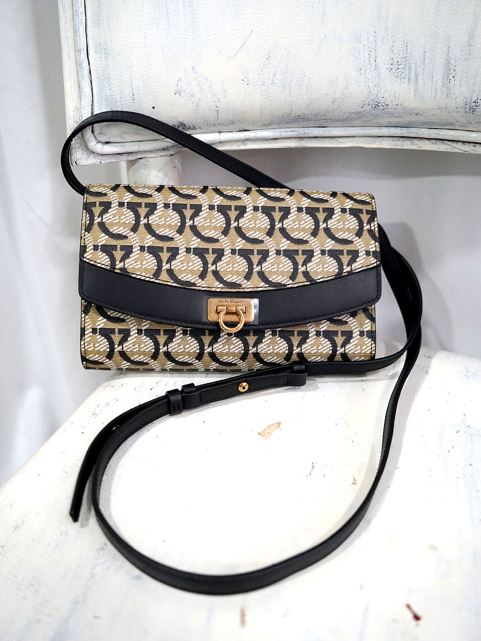 Miniaturbild: Salvatore Ferragamo Camel color monogram cross-body handbag