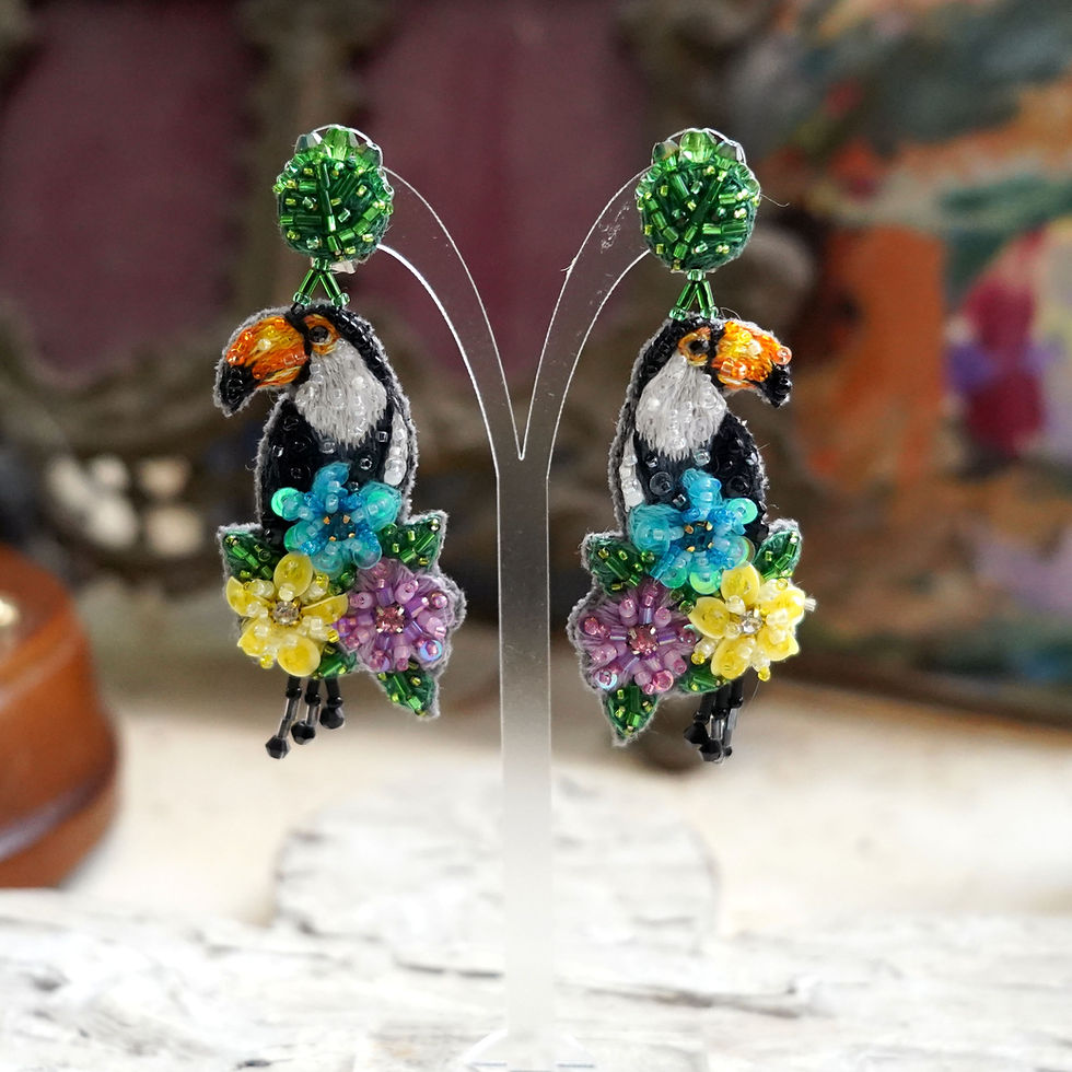 섬네일: French Hand-Embroidered Baroque Style Black and White Toucan Earrings