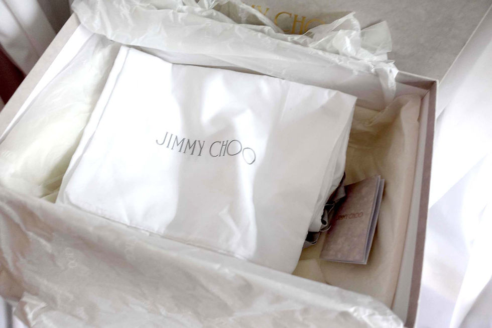 Miniature : JIMMY CHOO黑色絲絨金色絲線刺繡羽毛圖案平底鞋散步鞋休閒鞋球鞋  適合高貴優雅的復古造型 全新未使用品 見圖片狀況    - 正版原裝JIMMY CHOO男裝鞋 - 黑色絲絨材質 金色華麗羽毛刺繡 - 原價HK$8750 - 全新未使用 -