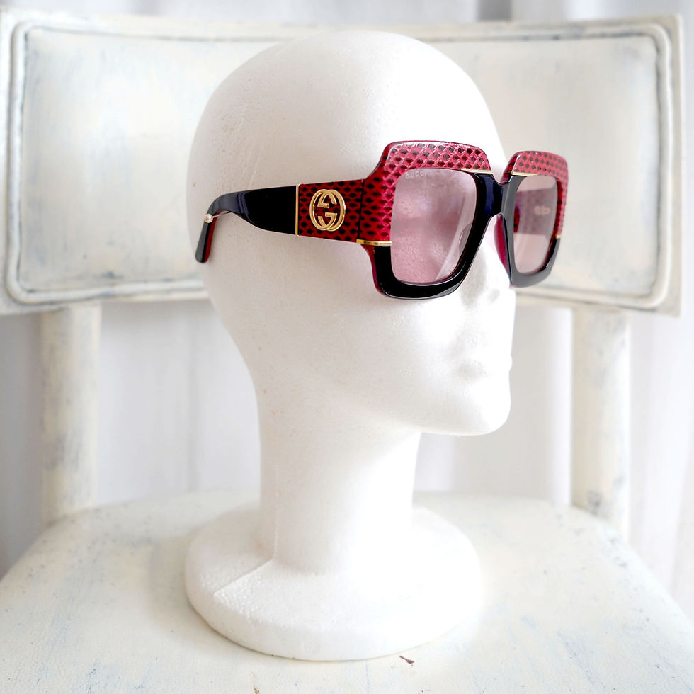 Miniaturbild: Gucci Snakeskin sunglasses in red color.  Unique and retro style good for your occasional use or summer beach time.