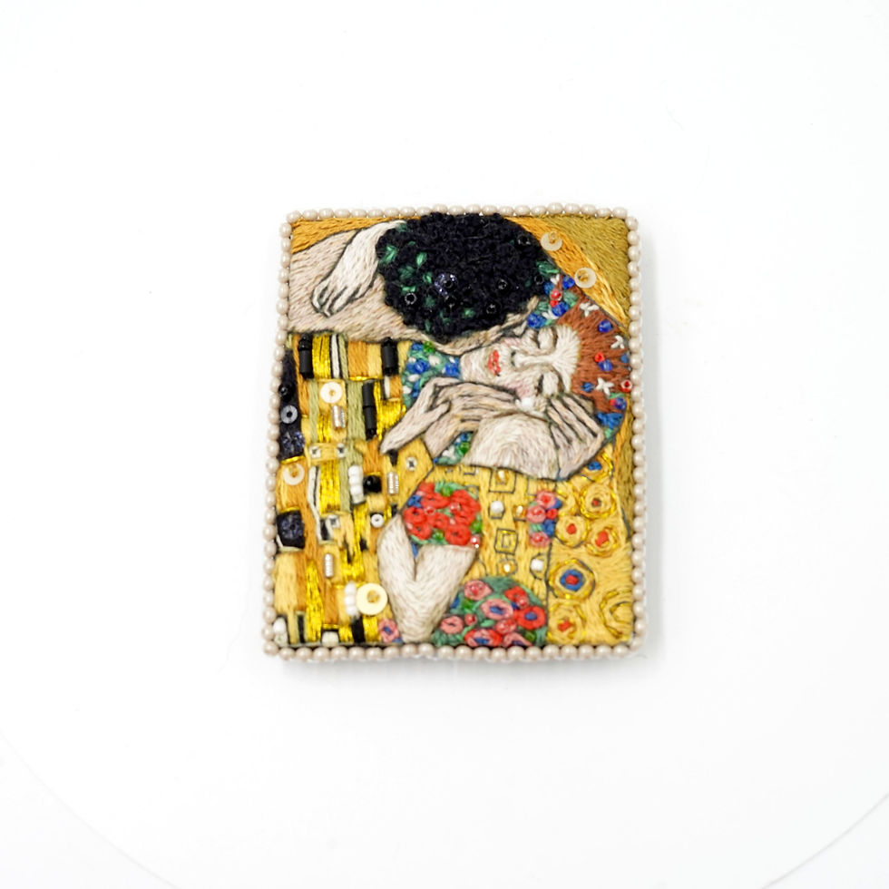 Miniature : Gustav Klimt's famous painting "The Kiss" handcrafted embroidered brooch  古斯塔夫·克林姆特的名畫《吻》手工刺繡胸針